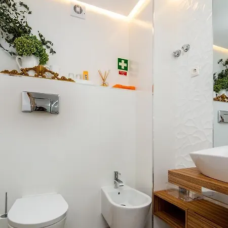 The Explorers - Sunny Stylish Family-friendly